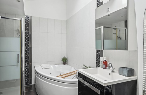 Plateau - Mont-Valerien House | HOUSE - 160m2 - LA DEFENSE - WITH OUTDOOR SPACE