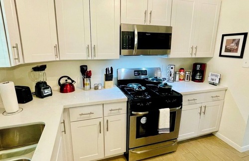 Grogan's Mill House | House 3-Bedroom 2-Baths with FREE Parking, Washer & Dryer, AC, WiFi