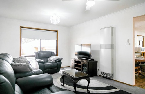 Golden Square House | House 3 BR with parking, Close to hospital 2.2km Red Energy Arena Bendigo 1.6 km