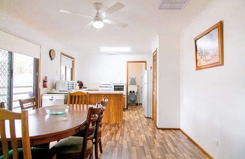 Golden Square House | House 3 BR with parking, Close to hospital 2.2km Red Energy Arena Bendigo 1.6 km
