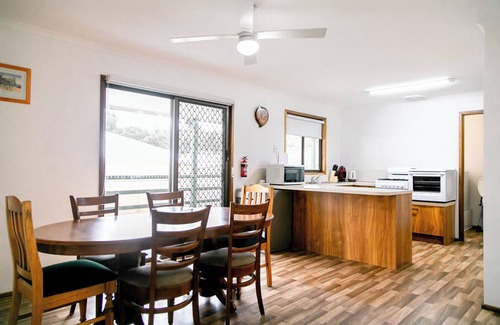 Golden Square House | House 3 BR with parking, Close to hospital 2.2km Red Energy Arena Bendigo 1.6 km