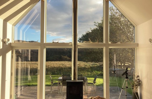 Achmelvich Cottage | House 300 Metres From Achmelvich Beach located on the North Coast 500.