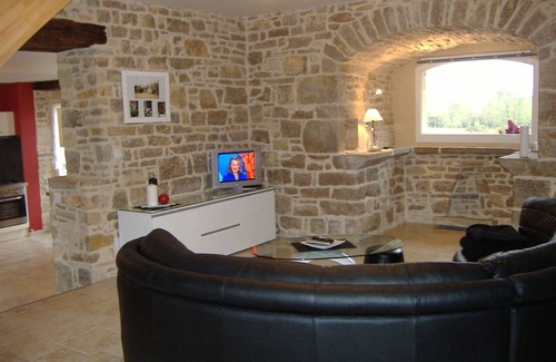 Villeneuve d'Aveyron House | House 4 *, 6/8 pers, AIR CONDITIONING, wifi, on 5000m² of land