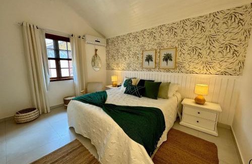 Manguinhos House | House 4 Minutes from Manguinhos Beach with Pool, Sauna, and Kids' Area