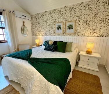 Manguinhos House | House 4 Minutes from Manguinhos Beach with Pool, Sauna, and Kids' Area