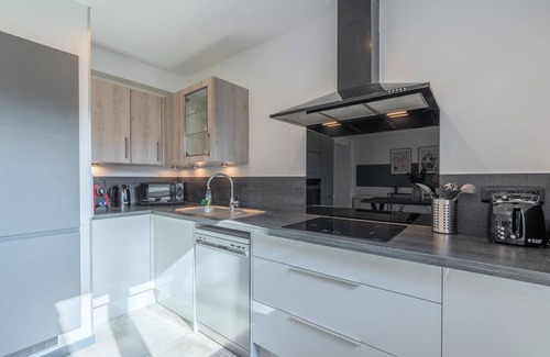 La Madeleine House | House 4bed 2bath with garden and private parking.