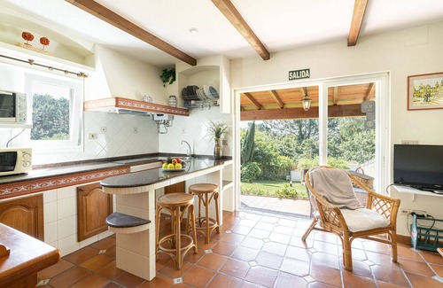 Boiro Cottage | House 7 minutes walk from the beach with garden and pool