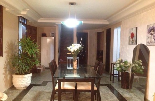 Vilas do Atlantico House | HOUSE AIR IN 6/4, 50 METERS FROM THE BEACH, NET, NETFLIX SWIMMING POOL, EVENTS ACCEPTED.