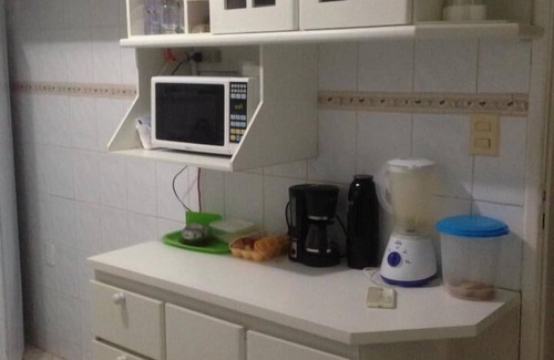 Vilas do Atlantico House | HOUSE AIR IN 6/4, 50 METERS FROM THE BEACH, NET, NETFLIX SWIMMING POOL, EVENTS ACCEPTED.