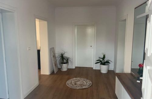 Mbrostar-Urë Apartment | House