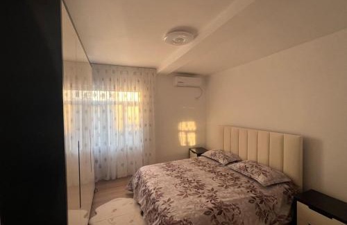 Mbrostar-Urë Apartment | House