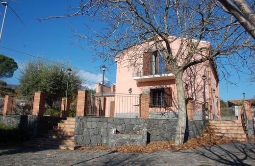 Santa Venerina Villa | House among the vineyards of Zafferana Etnea