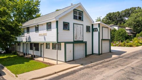 Lake Mills House | House and BoatHouse
