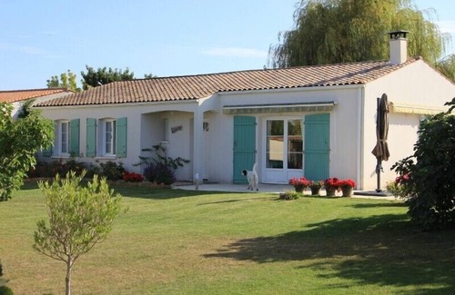 Puyravault House | House and PRIVATE heated swimming pool, completely enclosed by walls Pets