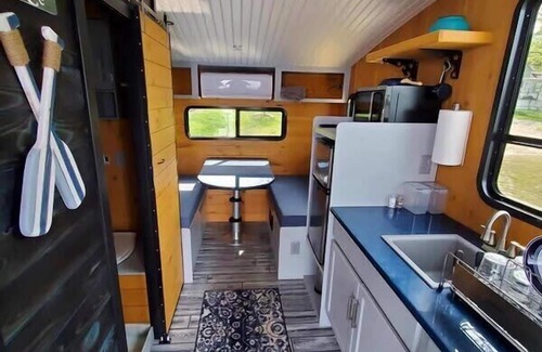 Mayfield Boat Rental | House boat on Fife Lake