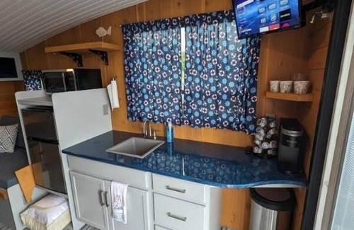 Mayfield Boat Rental | House boat on Fife Lake