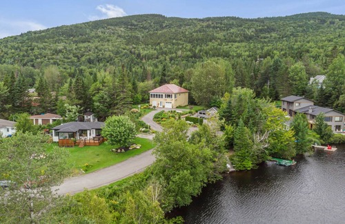 Lac Beauport House | House by the lake
