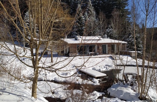Langer Berg House | House by the pond