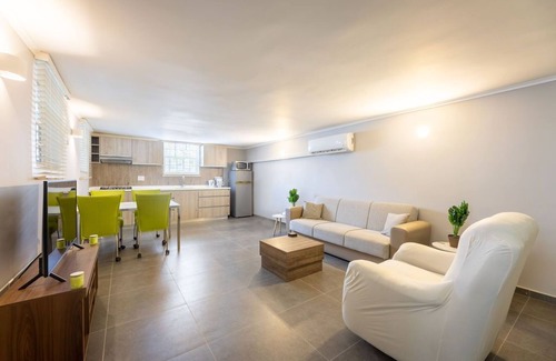 Montana Rey Apartment | House Chloe is a cozy renovated 2 bedroom apartment