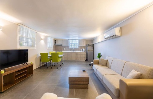 Montana Rey Apartment | House Chloe is a cozy renovated 2 bedroom apartment