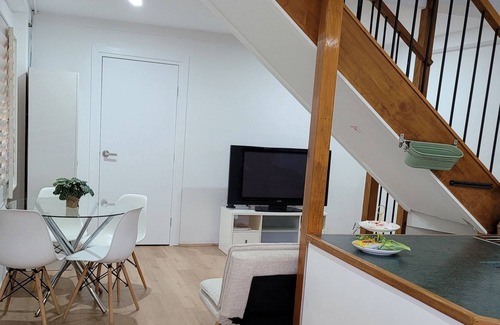 Chifley House | House close to beaches, transport and airport