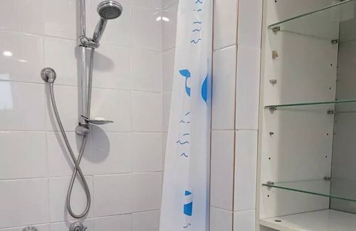 Chifley House | House close to beaches, transport and airport