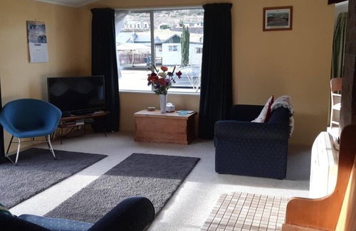 Clyde House | House - Clyde Getaway - 5 Minute walk to Clyde Township