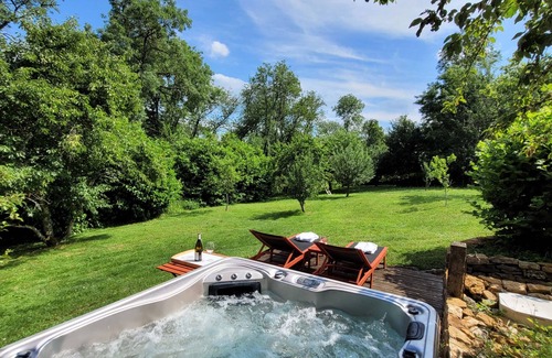 Eguilly House | House-entière-Exclusive-Private Bathroom-Woodland view