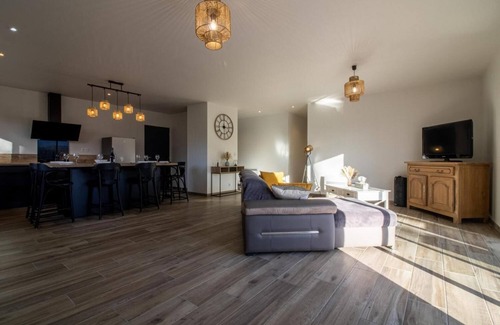 Loucrup House | House facing the Pyrenees