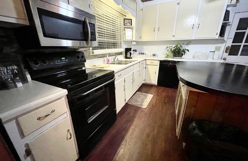 Hartsfield House | House-Family-Ensuite with Shower-Pool View-DeMott House