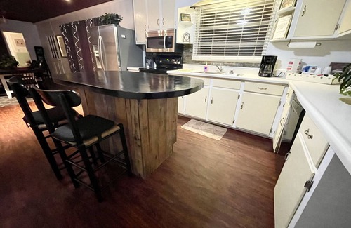 Hartsfield House | House-Family-Ensuite with Shower-Pool View-DeMott House