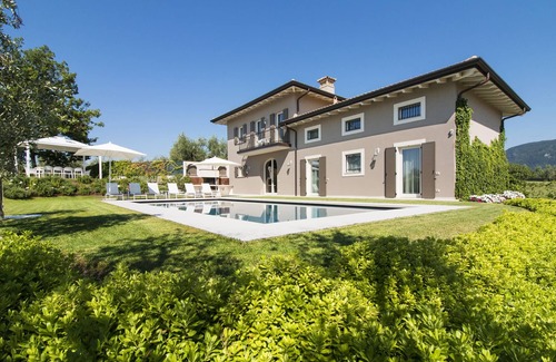 San Felice del Benaco Villa | house for 10 people, 3 bedrooms, private garden, swimming pool and spa