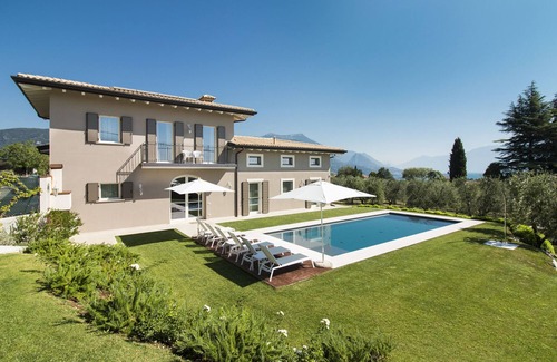 San Felice del Benaco Villa | house for 10 people, 3 bedrooms, private garden, swimming pool and spa