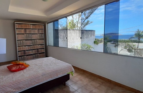 Piratininga House | House Foot in the Sand! Your family's home on the beach!