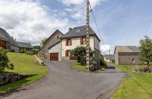 Perpezat House | House for 5 people in a valley in the Parc des Volcans d'Auvergne