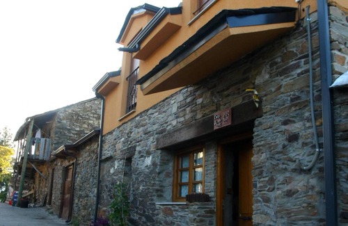San Cristobal de Valdueza Cottage | House for April for 4 people