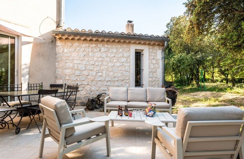 Saint-Restitut Villa | House for rent, in the countryside, private swimming pool in a quiet area