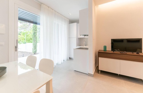 Lido degli Estensi Villa | House in a villa with large private patio in the common garden, in a central position 50 m from the sea and the pedestrian center
