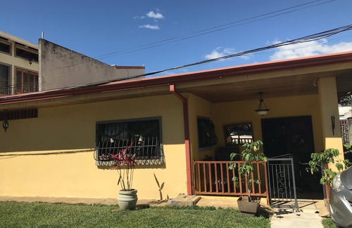 Alajuela House | House in Alajuela, 10 mins from the airport 300 meters from the Plaza Real mall.