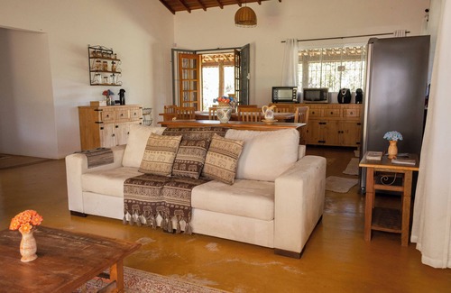 Bueno Brandao Cottage | House in Bueno Brandão (MG) with Private Waterfall