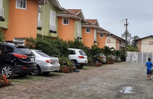 Jardim Rio da Praia House | House in condominium in Bertioga for season!