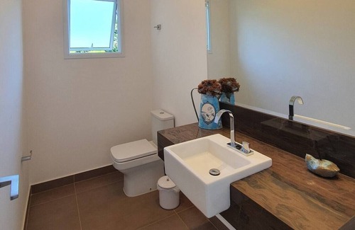 Jacare Cottage | House in condominium with pool, barbecue, lake