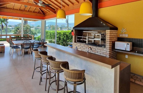 Jacare Cottage | House in condominium with pool, barbecue, lake