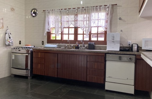 Cabreuva House | House in condominium, wet bar next to SP