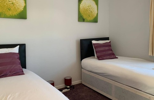Dunstable House | House in Elm Park, 15min drive from luton airport, Free WIFI, Free Parking