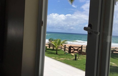 Catu de Abrantes House | House in front of the sea (Pe na Areia)