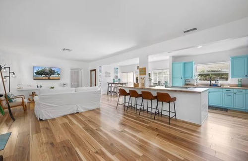 Flamingo Parks House | House in Historic community of West Palm Beach w complimentary Pool Heating