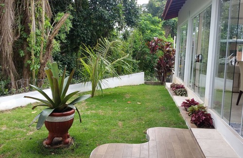 Portinho House | House in Ilhabela overlooking the green