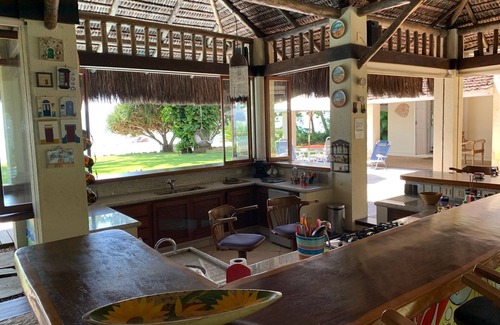 Armacao House | House in Praia da Armação, standing on the sand in Ihabela.