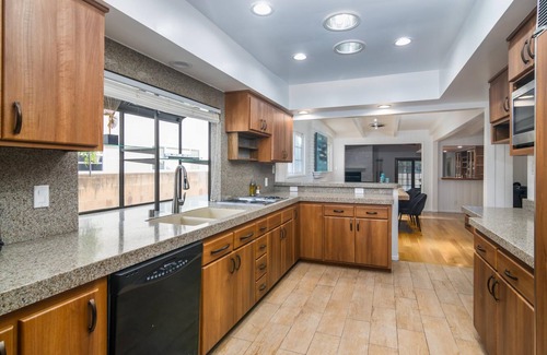 Valley Glen House | HOUSE IN PRIME LOCATION WITH HUGE POOL & SPA